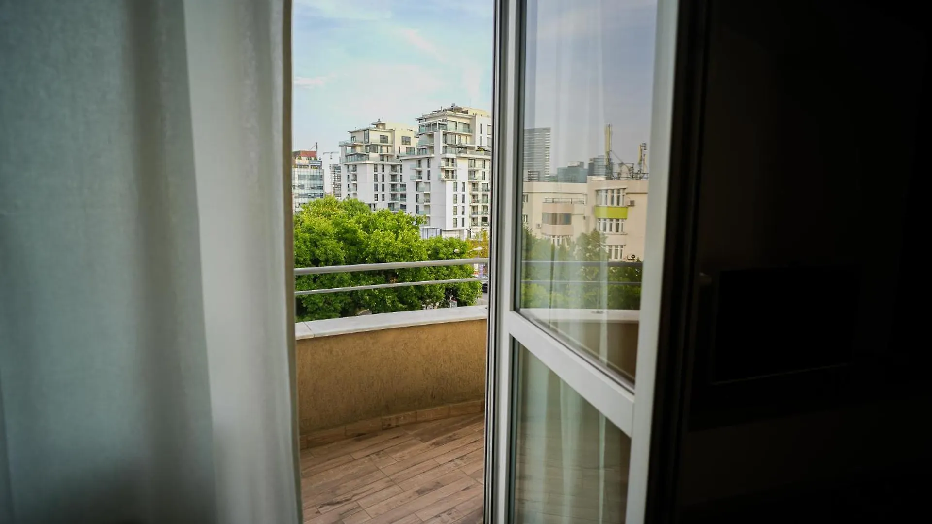 Penthouse With Huge Rooftop Terrace & City View Bucharest 0*,
