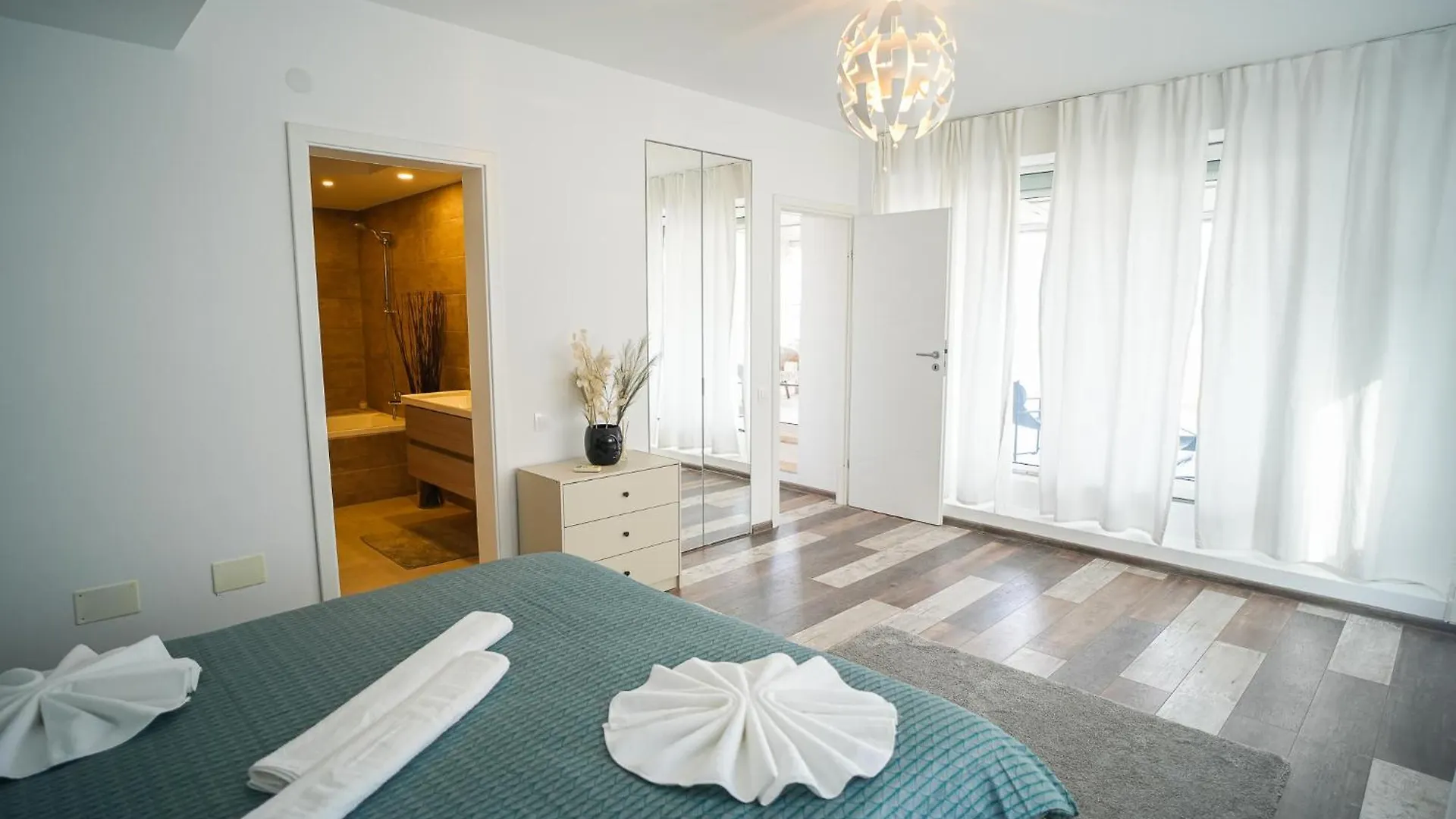 Penthouse With Huge Rooftop Terrace & City View Bucharest