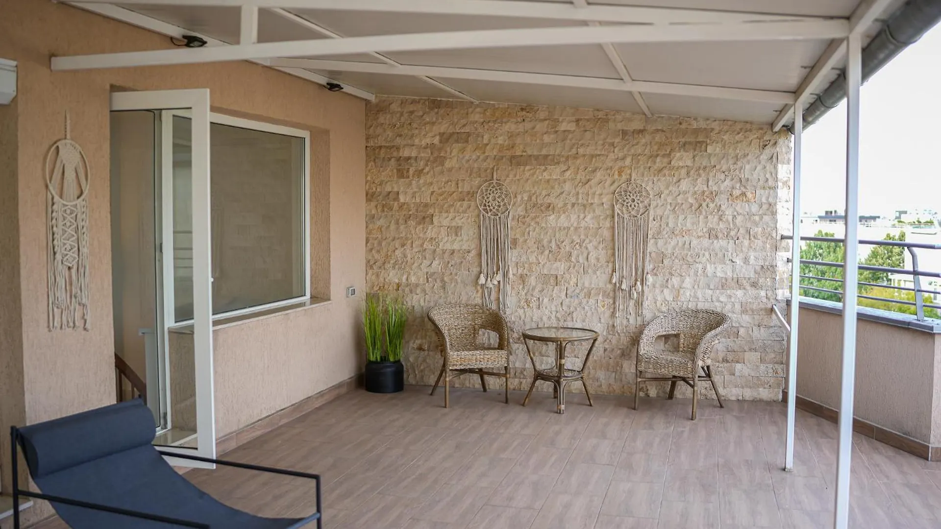 Penthouse With Huge Rooftop Terrace & City View Bukarest