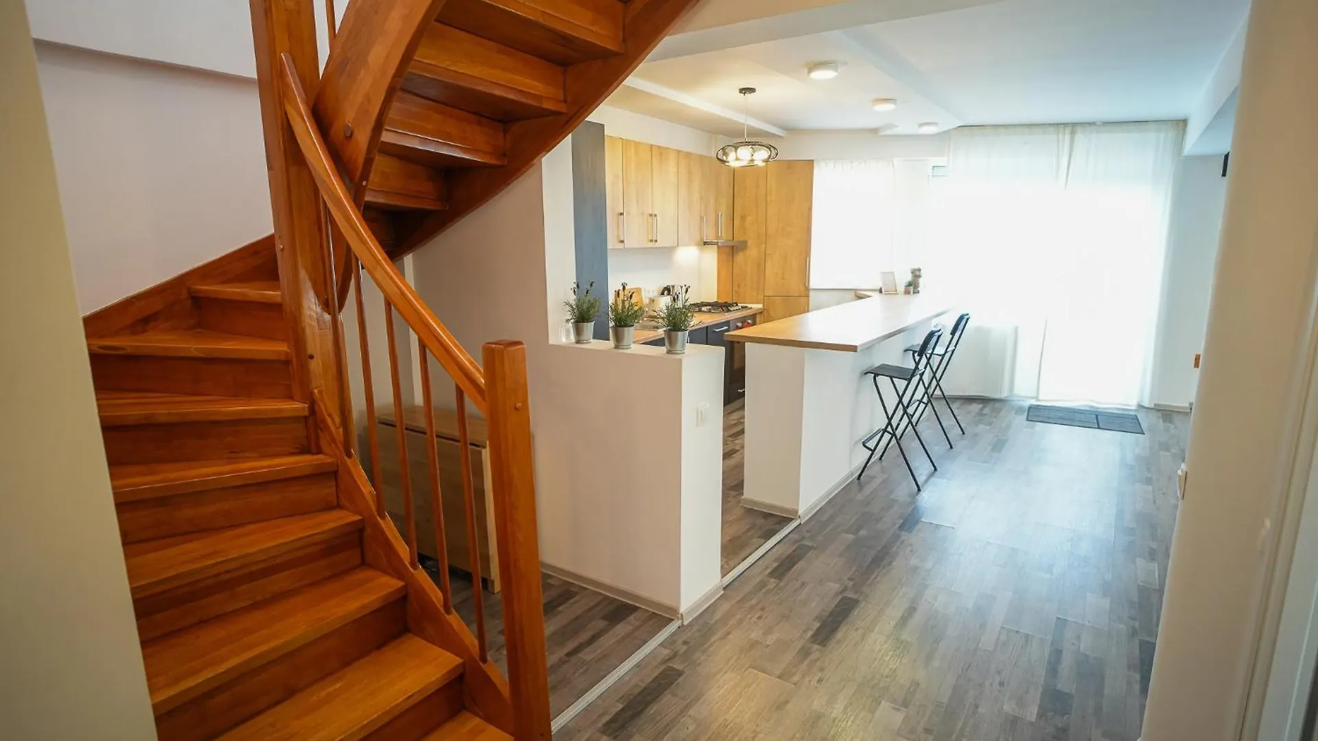 Penthouse With Huge Rooftop Terrace & City View Bukarest
