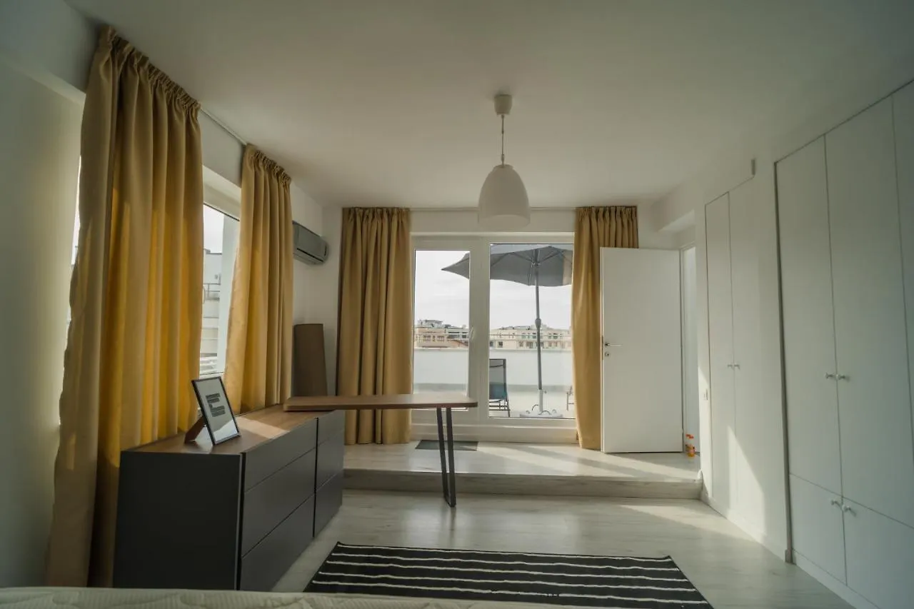 Penthouse With Huge Rooftop Terrace & City View Bukarest Apartment