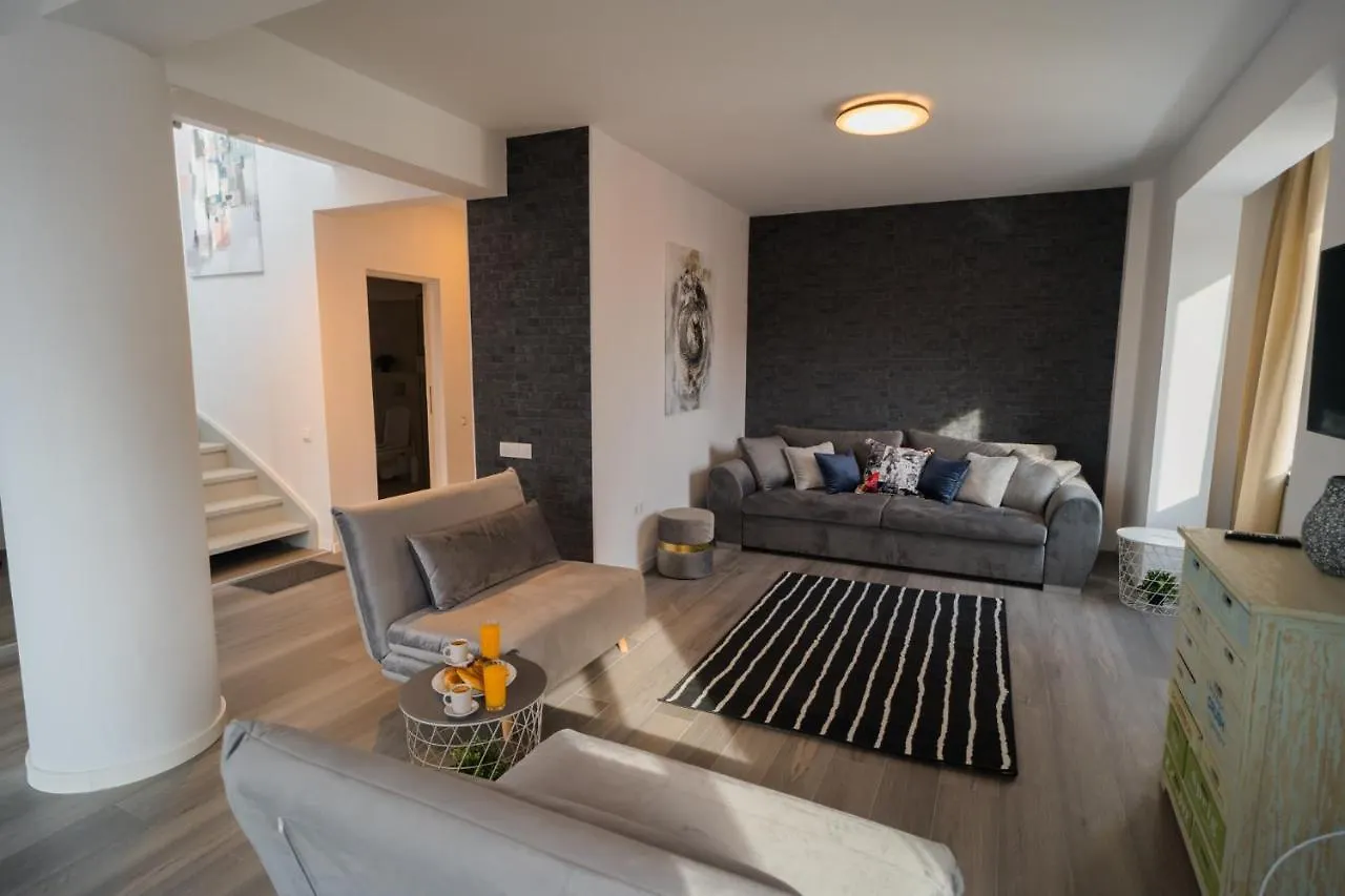 Penthouse With Huge Rooftop Terrace & City View Bukarest 0*,