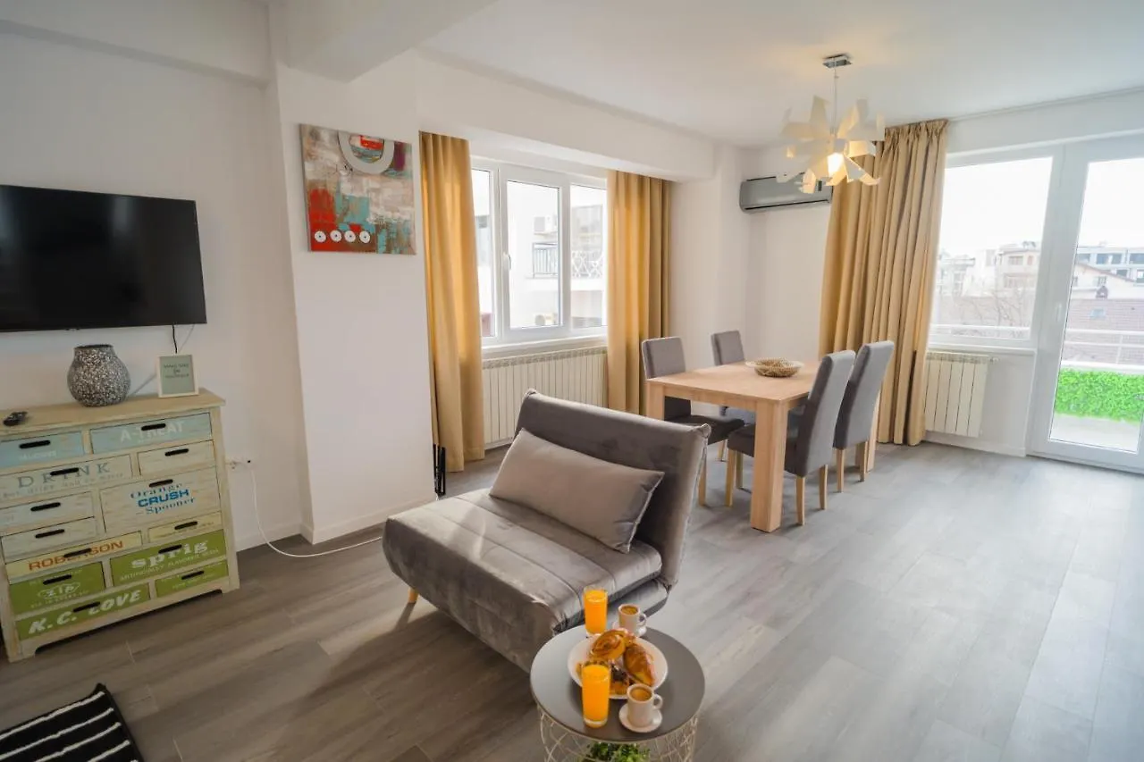 Penthouse With Huge Rooftop Terrace & City View Bukarest Apartment