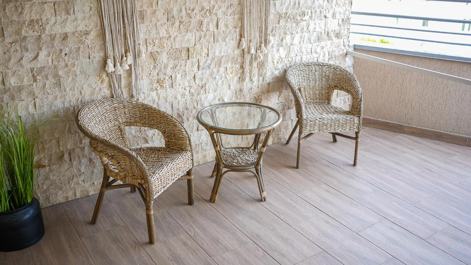 Penthouse With Huge Rooftop Terrace & City View Bukarest Apartment