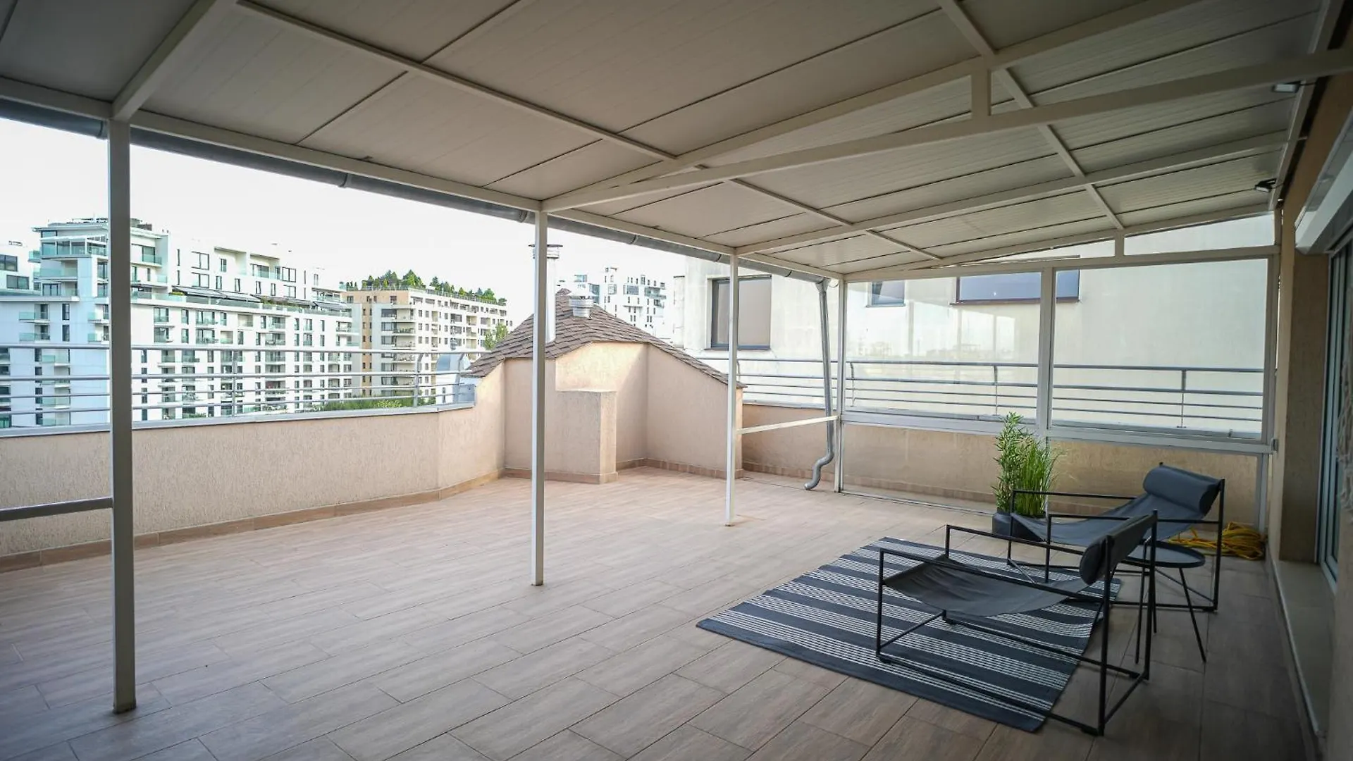 Penthouse With Huge Rooftop Terrace & City View Bukarest Apartment