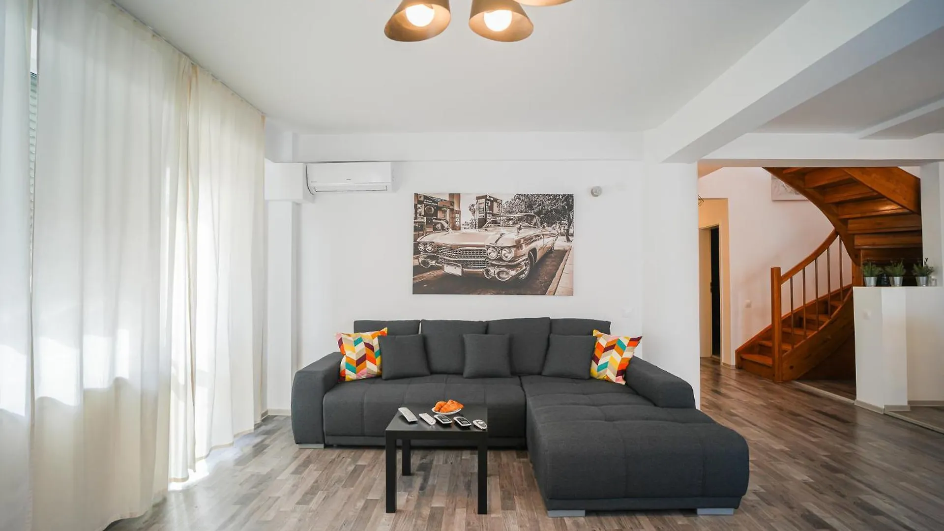 Penthouse With Huge Rooftop Terrace & City View Bukarest Apartment