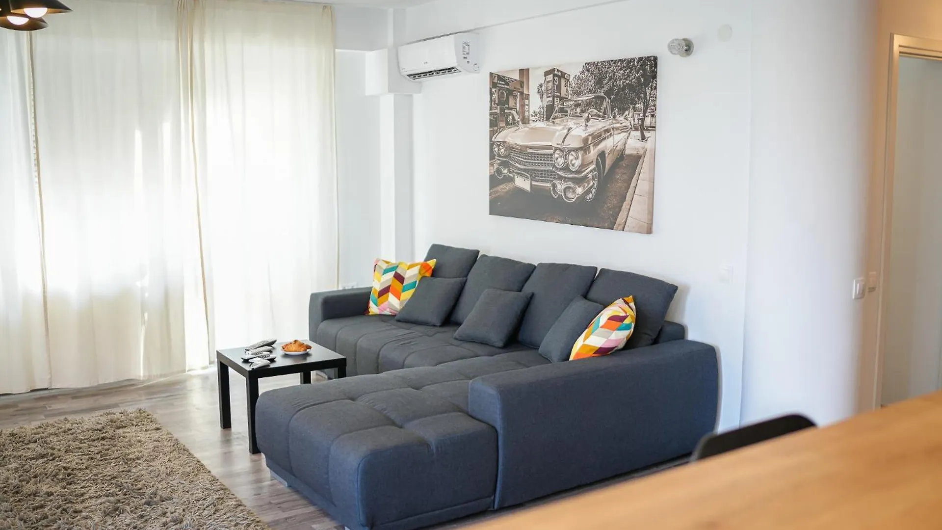 Penthouse With Huge Rooftop Terrace & City View Bukarest Apartment