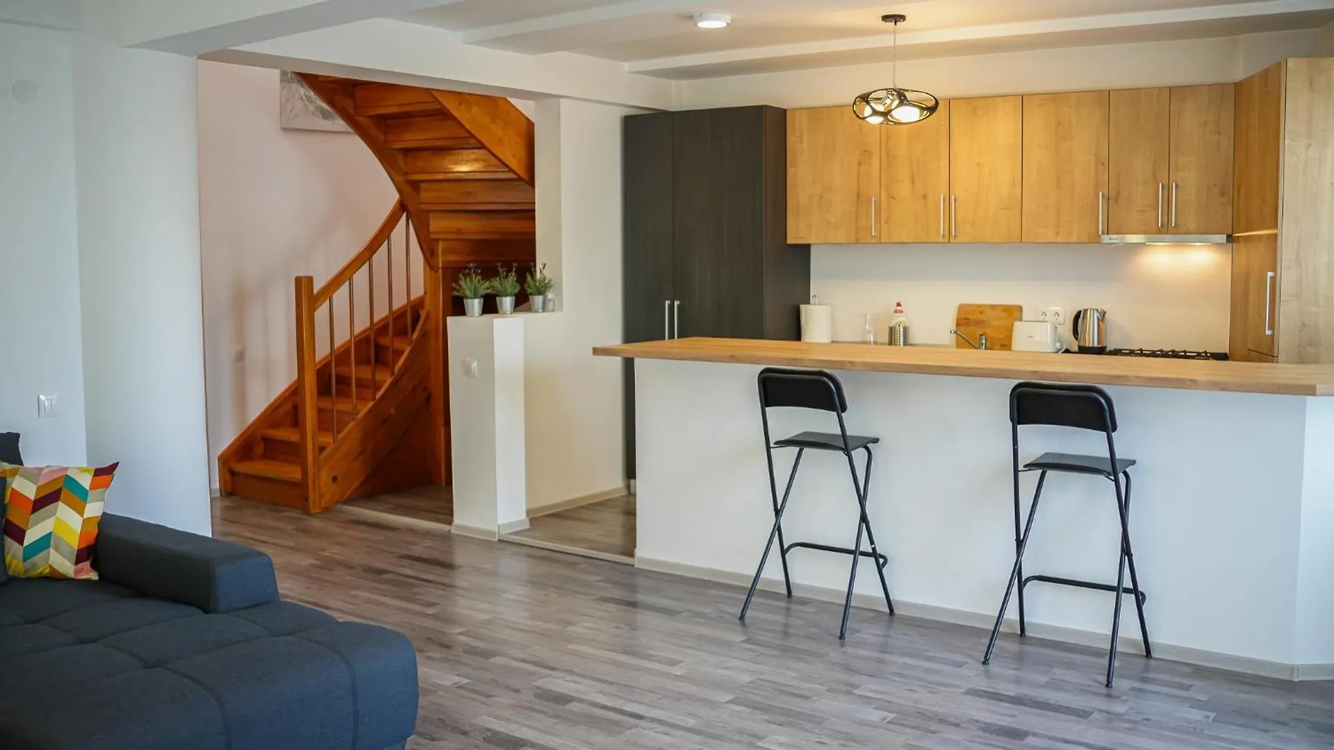 Penthouse With Huge Rooftop Terrace & City View Bukarest